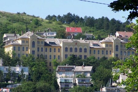 Az iskola épülete a Sashegyen